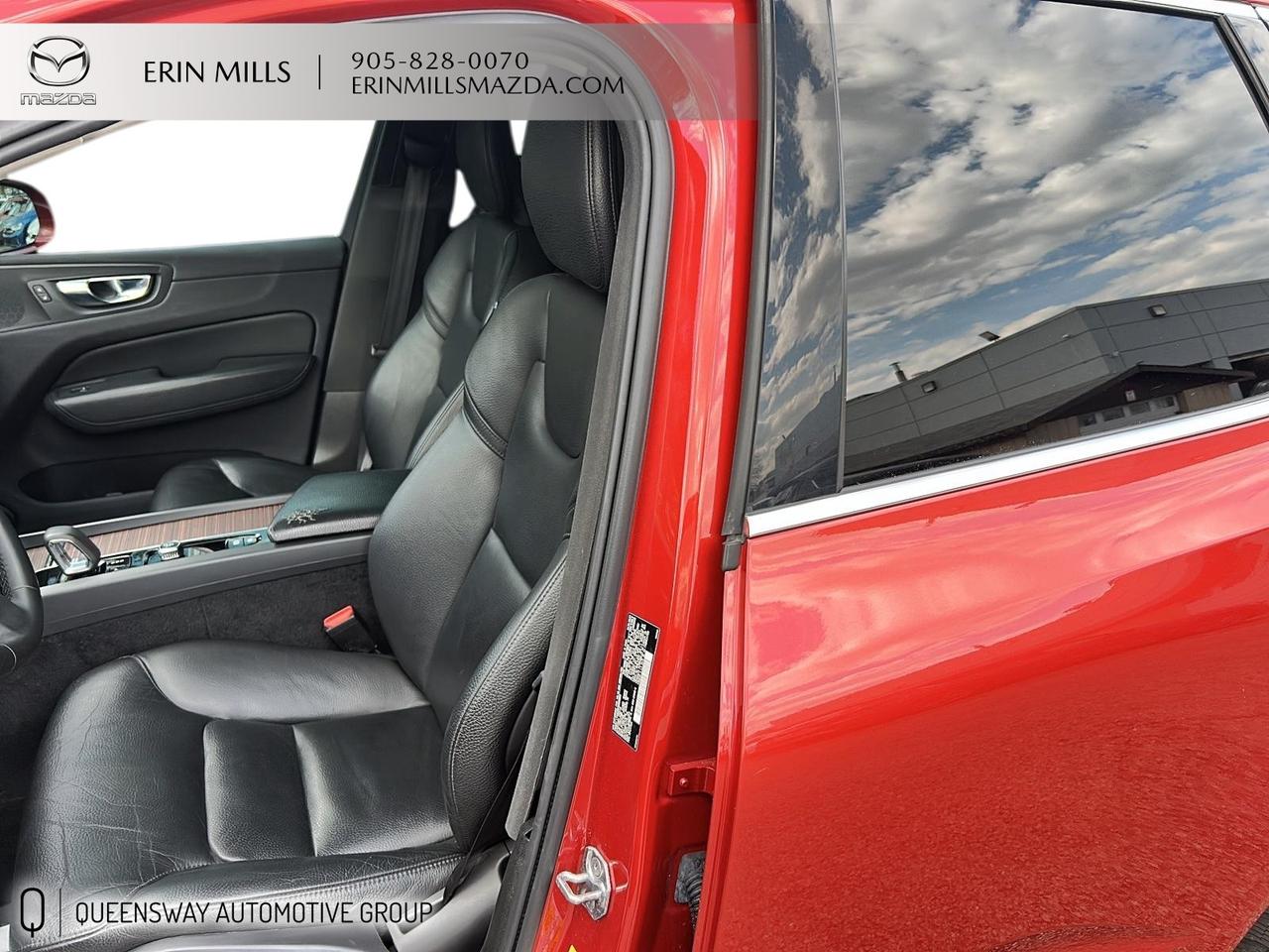 2022 Volvo XC60 B6 Momentum Photo