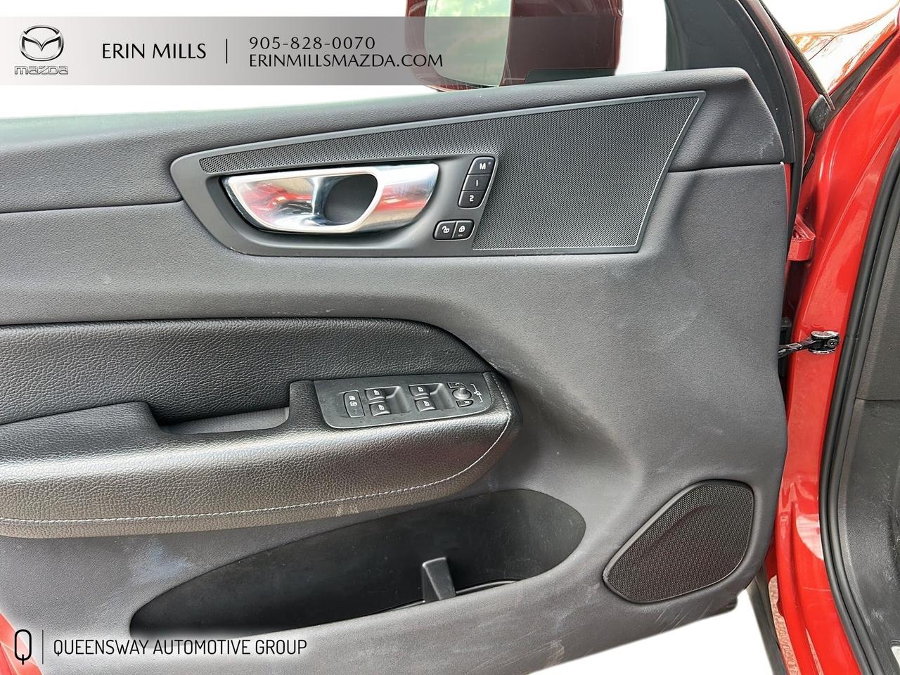 2022 Volvo XC60 B6 Momentum Photo