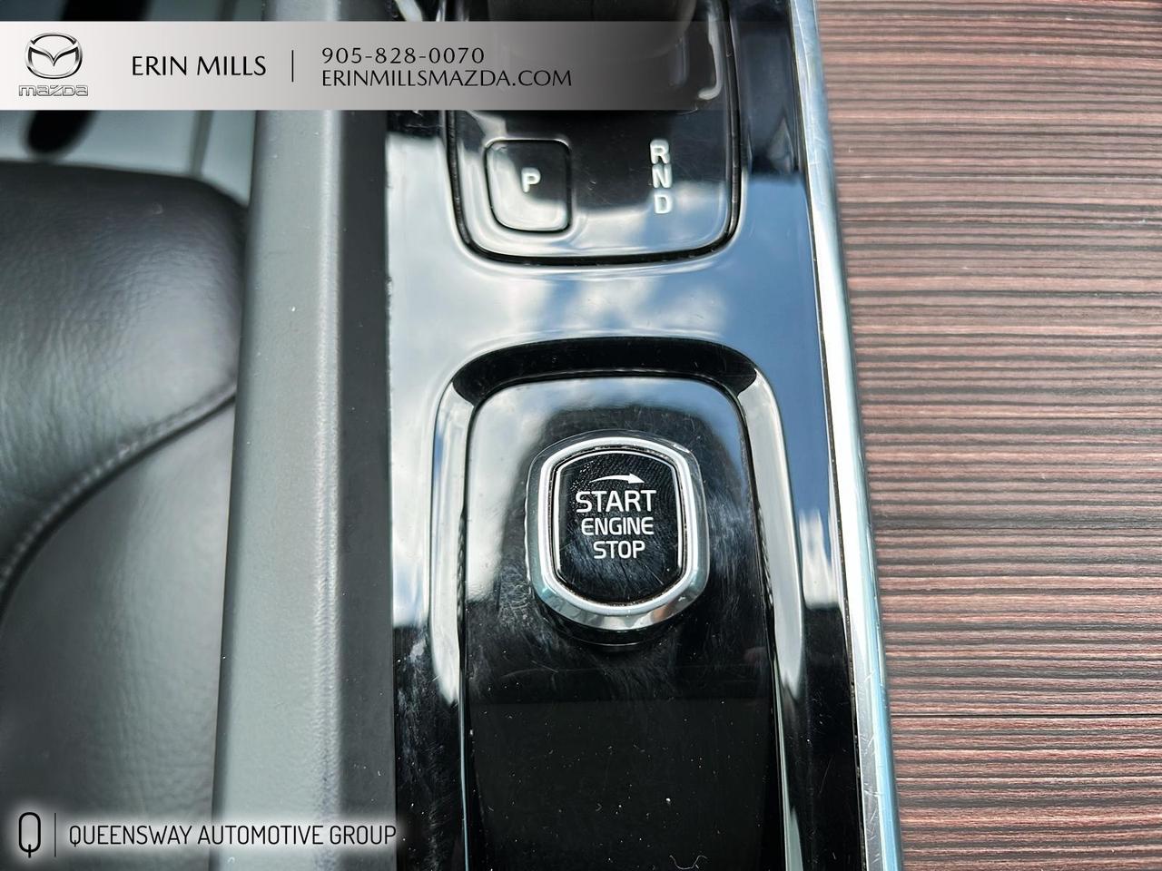 2022 Volvo XC60 B6 Momentum Photo