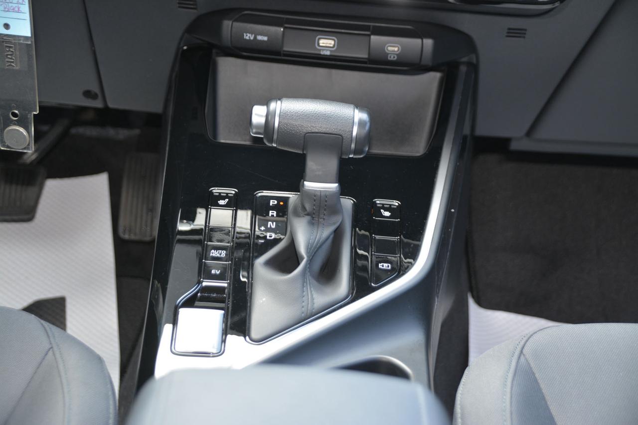2025 Kia Niro Plug-In Hybrid LX Photo