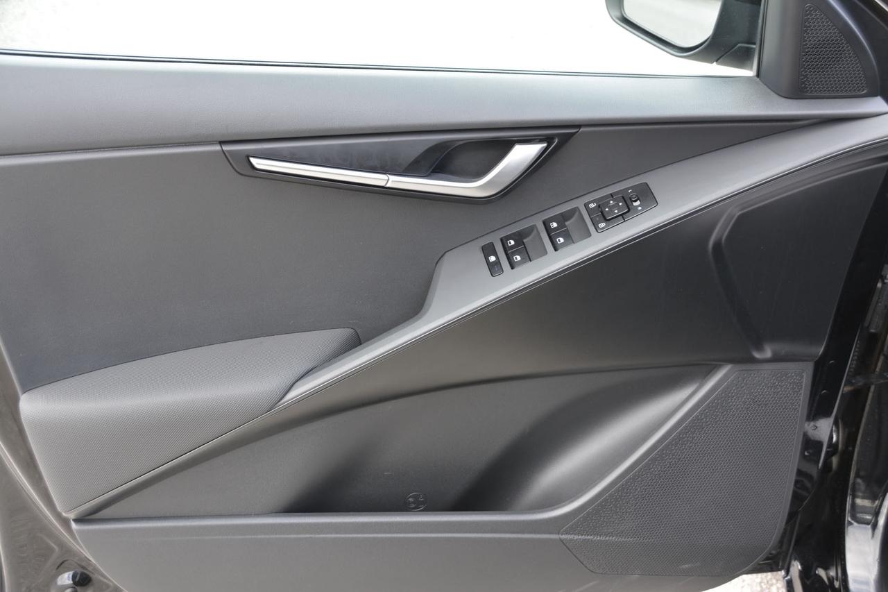 2025 Kia Niro Plug-In Hybrid LX Photo