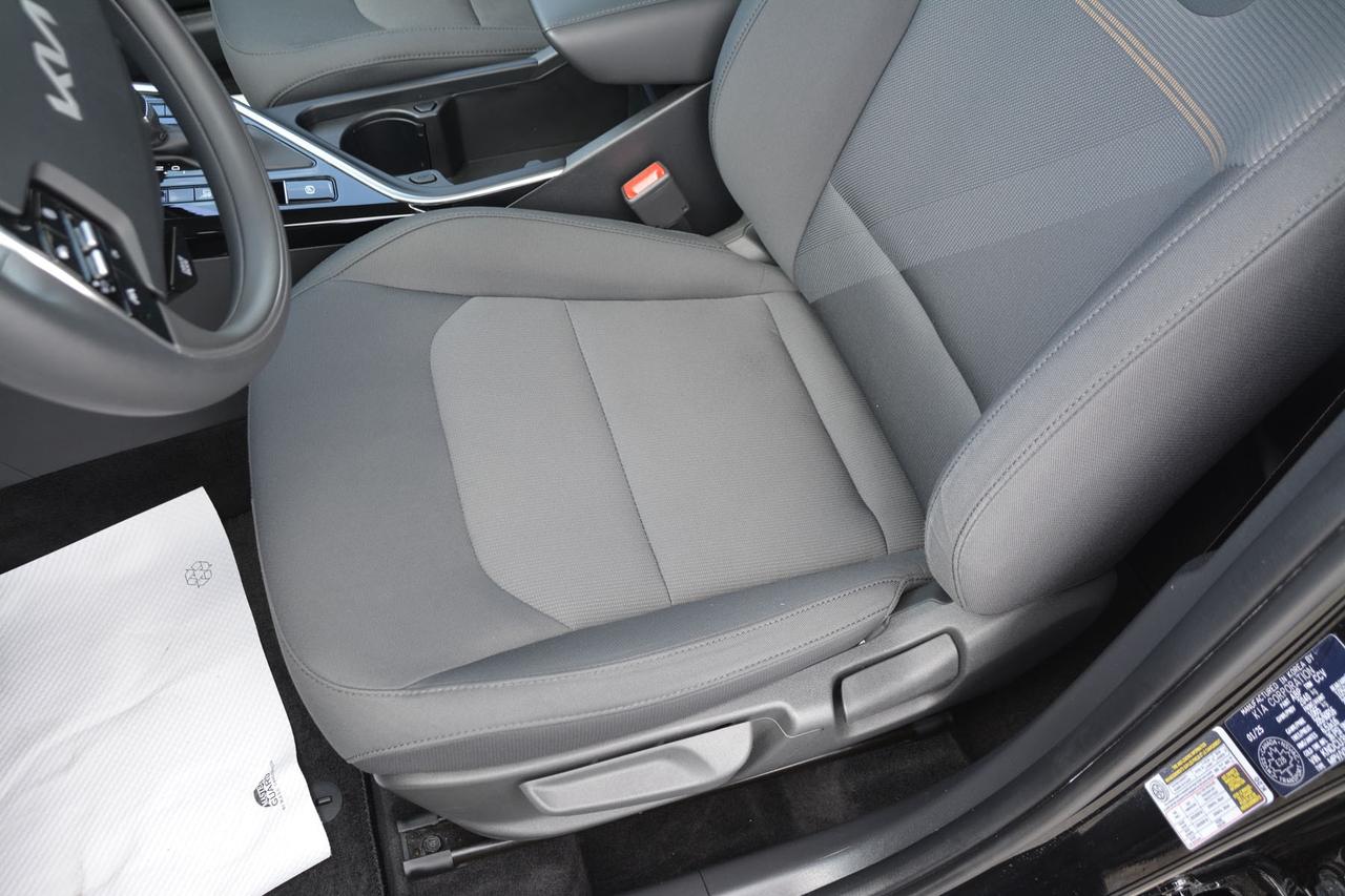 2025 Kia Niro Plug-In Hybrid LX Photo