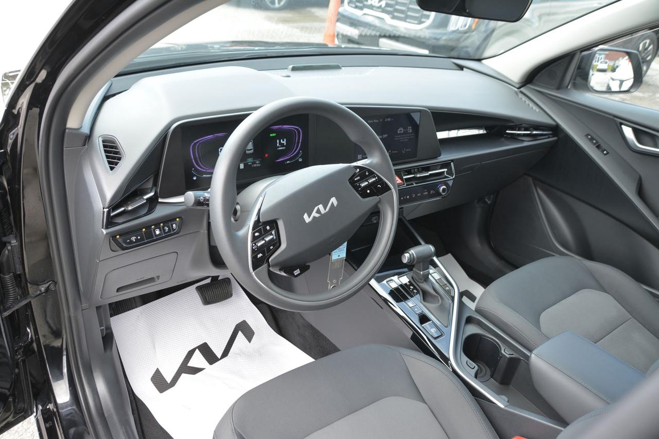 2025 Kia Niro Plug-In Hybrid LX Photo
