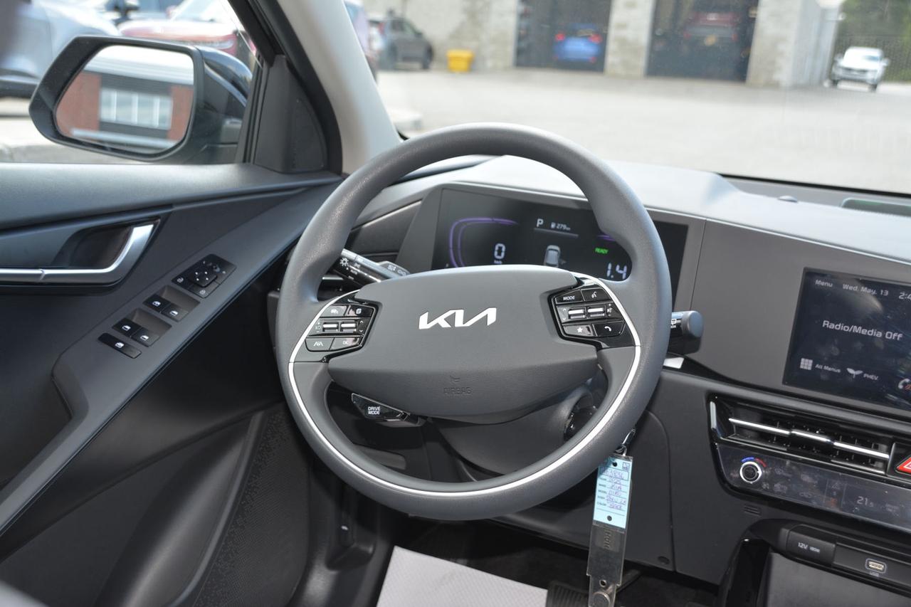 2025 Kia Niro Plug-In Hybrid LX Photo