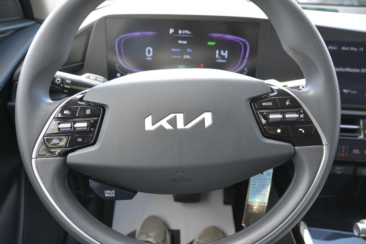 2025 Kia Niro Plug-In Hybrid LX Photo
