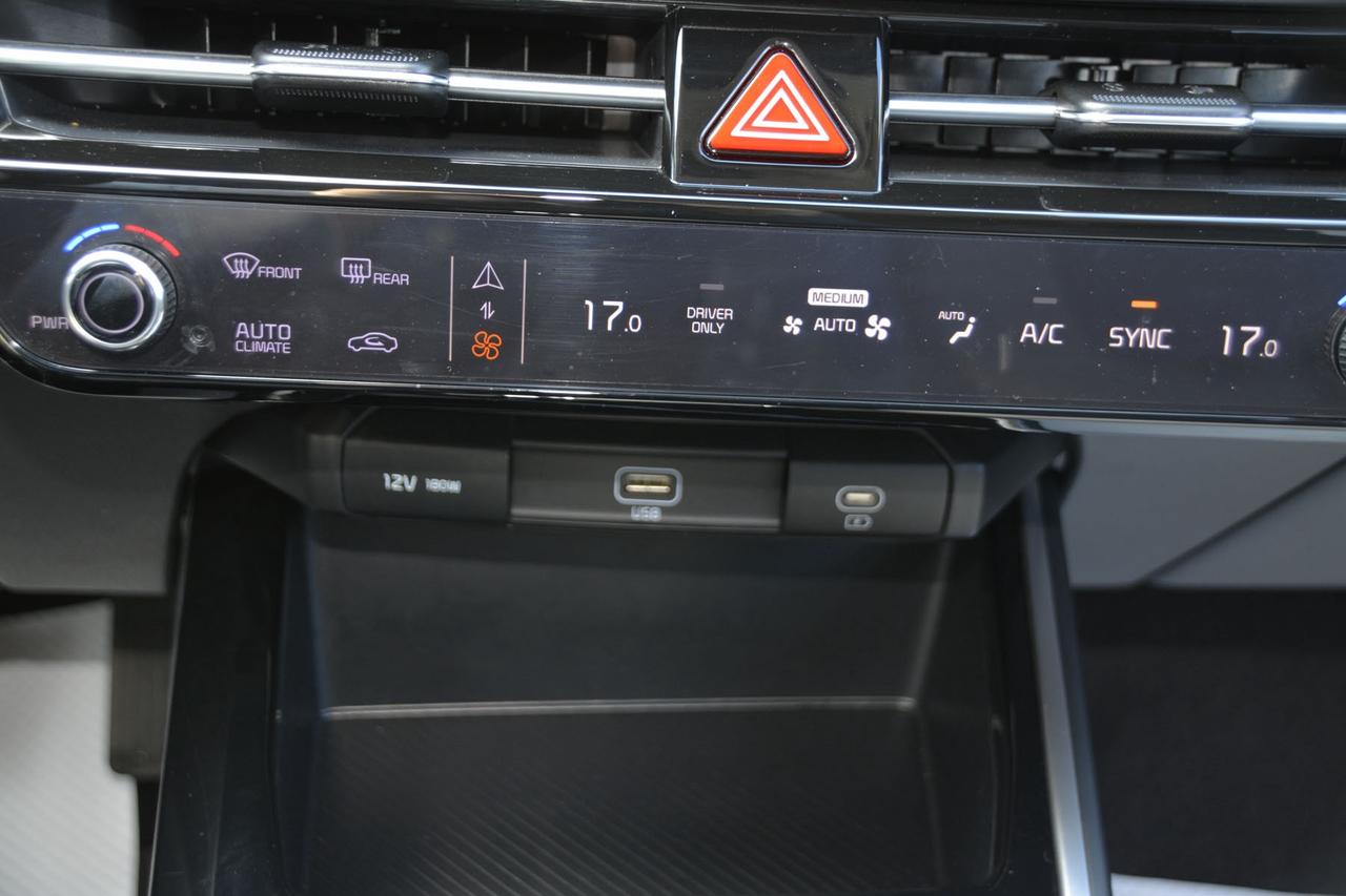 2025 Kia Niro Plug-In Hybrid LX Photo