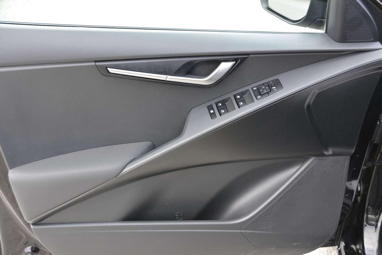 2025 Kia NIRO LX Photo
