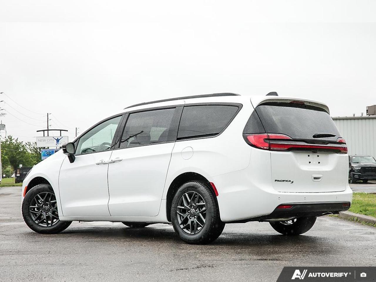 2027 Chrysler Pacifica Select Front-Wheel Drive Passenger Van Photo3