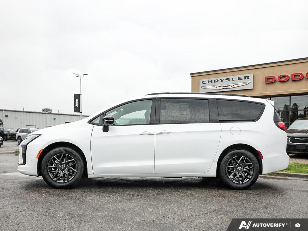 2027 Chrysler Pacifica Select Front-Wheel Drive Passenger Van Photo