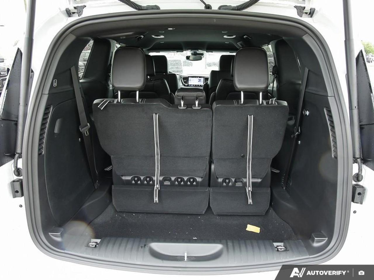 2027 Chrysler Pacifica Select Front-Wheel Drive Passenger Van Photo