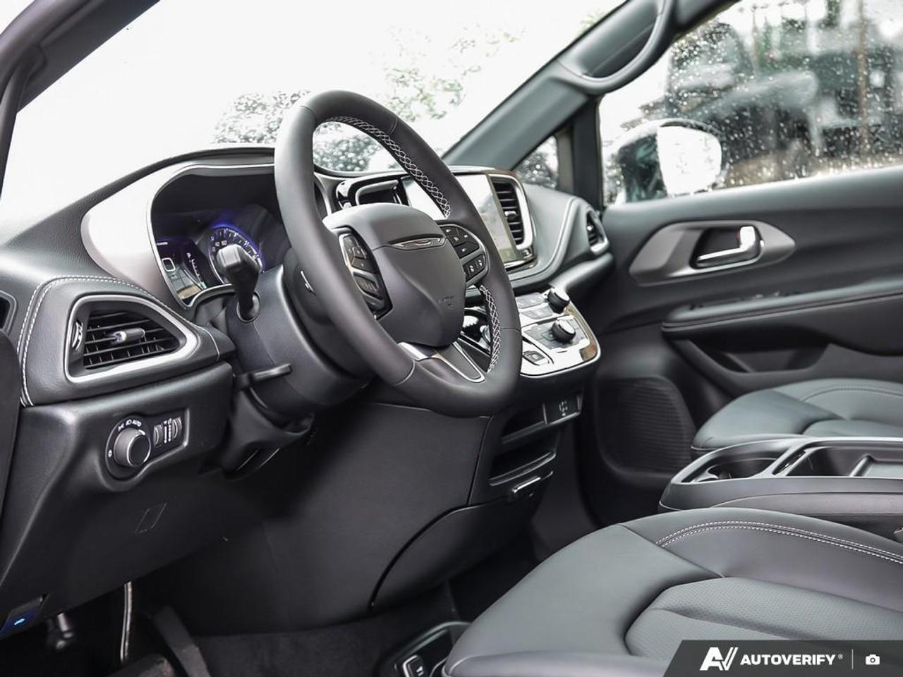 2027 Chrysler Pacifica Select Front-Wheel Drive Passenger Van Photo