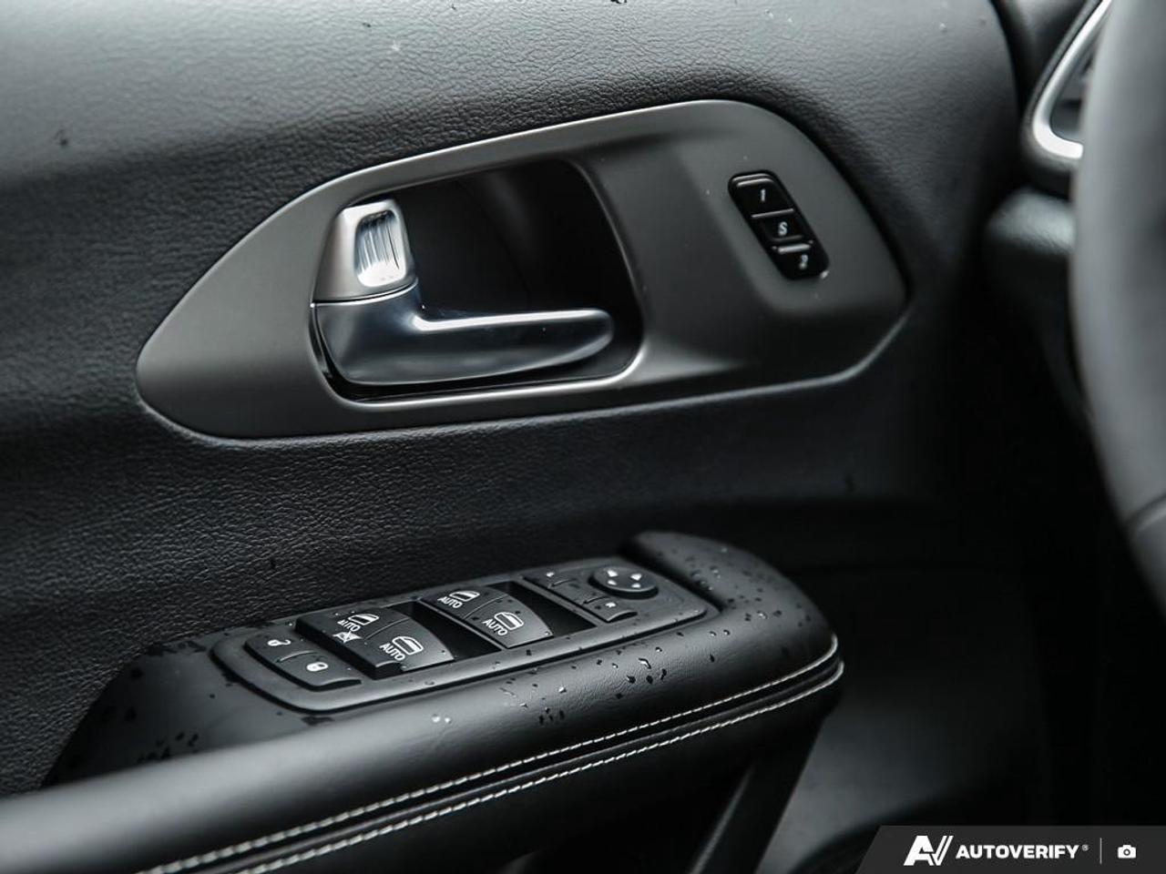 2027 Chrysler Pacifica Select Front-Wheel Drive Passenger Van Photo