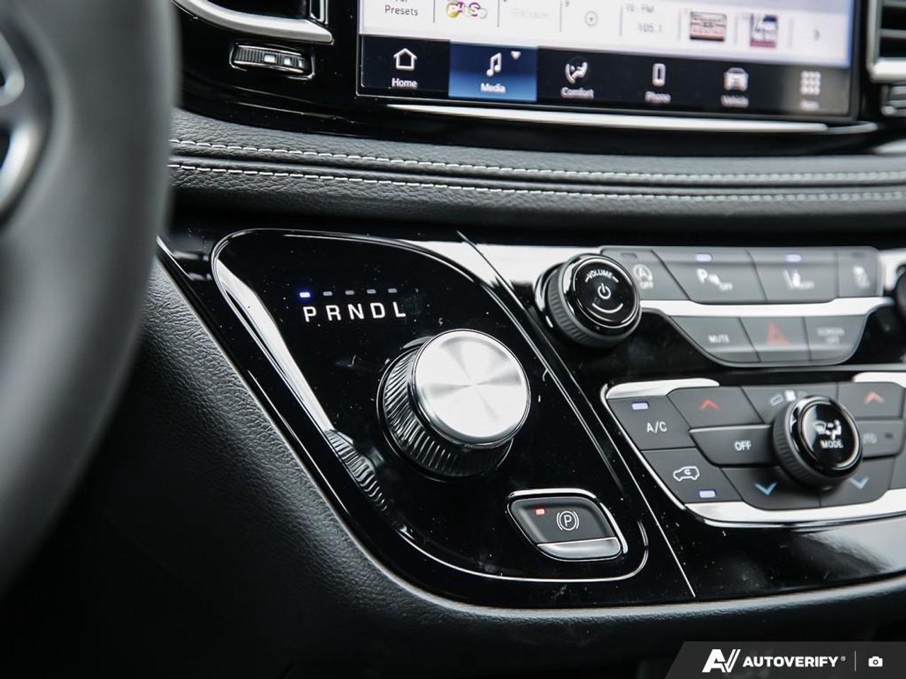 2027 Chrysler Pacifica Select Front-Wheel Drive Passenger Van Photo