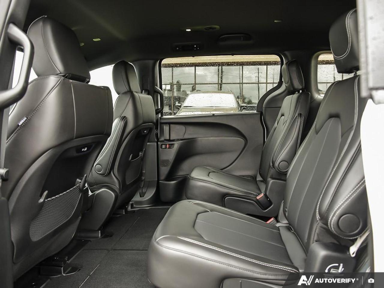 2027 Chrysler Pacifica Select Front-Wheel Drive Passenger Van Photo