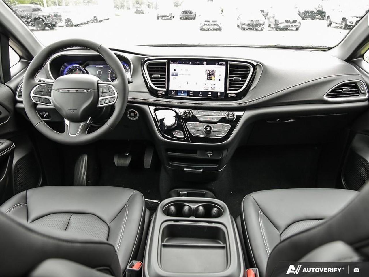 2027 Chrysler Pacifica Select Front-Wheel Drive Passenger Van Photo