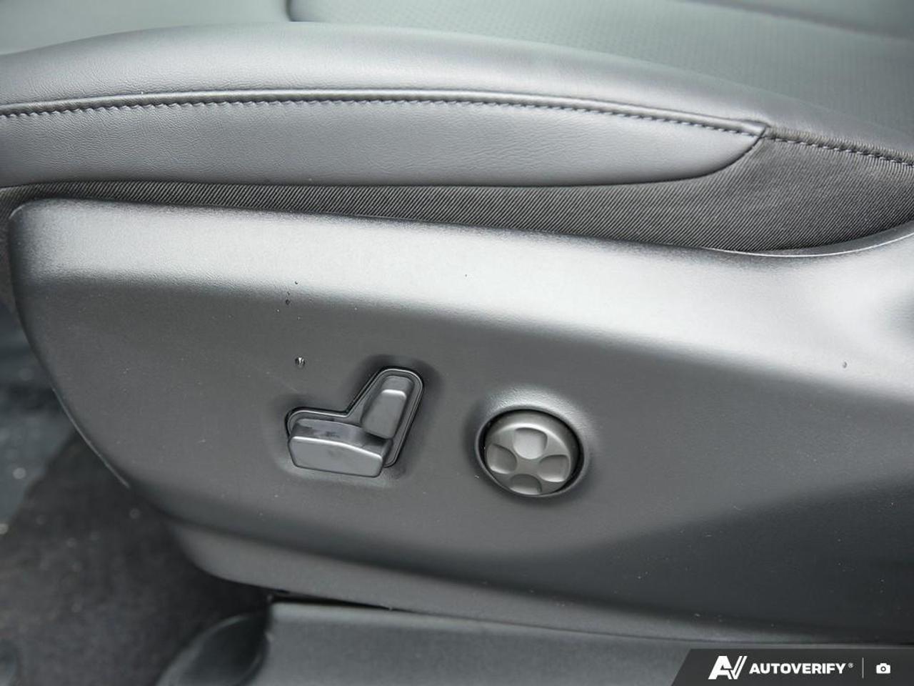 2027 Chrysler Pacifica Select Front-Wheel Drive Passenger Van Photo