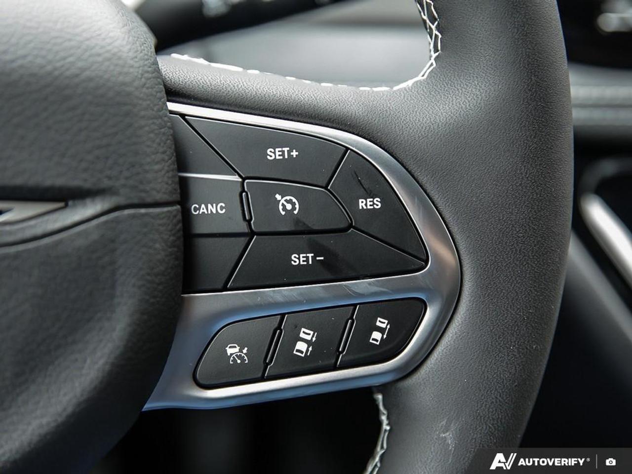 2027 Chrysler Pacifica Select Front-Wheel Drive Passenger Van Photo