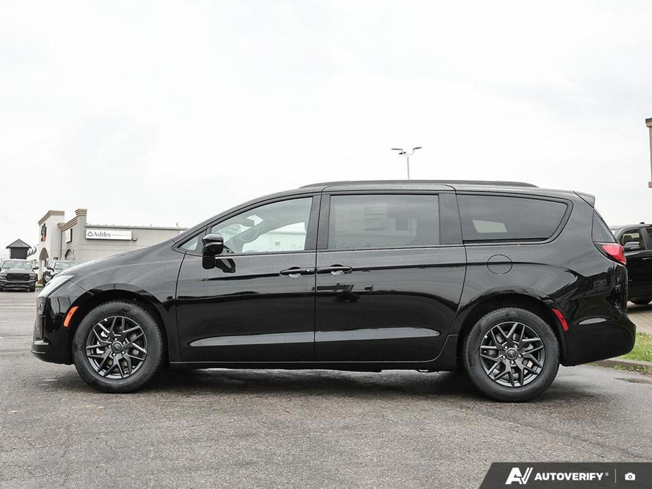 2027 Chrysler Pacifica Select Front-Wheel Drive Passenger Van Photo