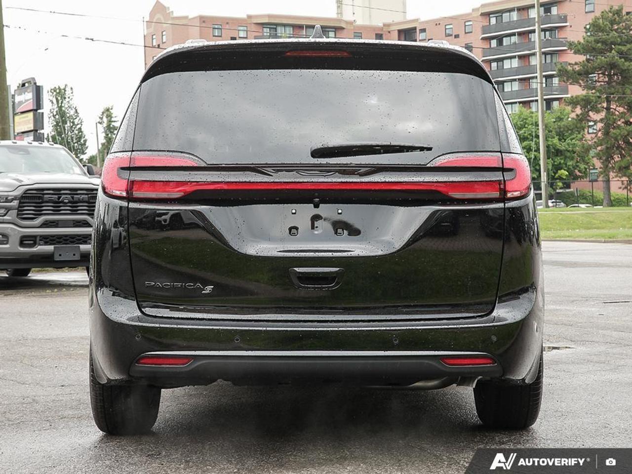 2027 Chrysler Pacifica Select Front-Wheel Drive Passenger Van Photo