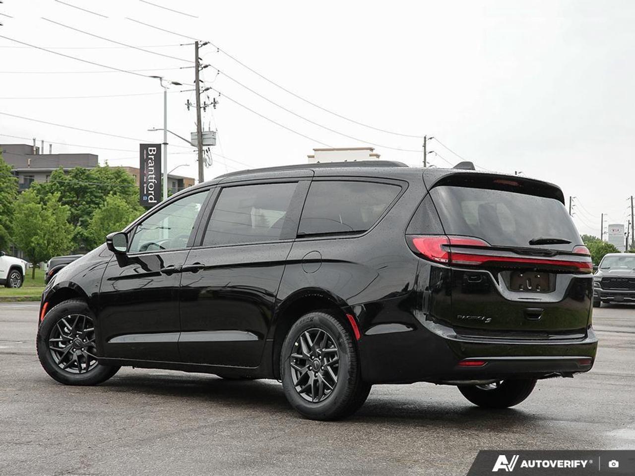 2027 Chrysler Pacifica Select Front-Wheel Drive Passenger Van Photo
