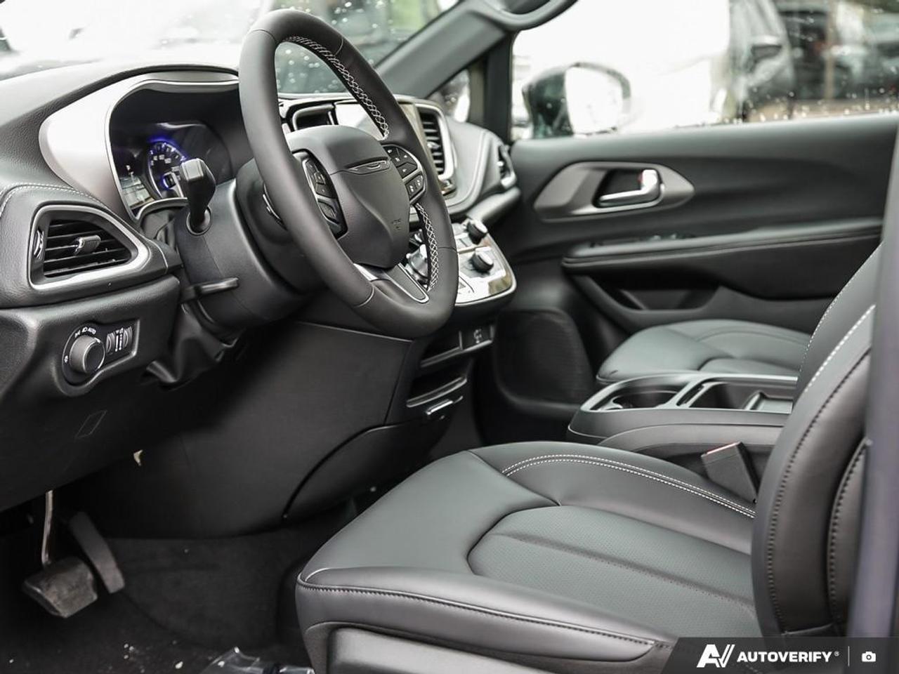 2027 Chrysler Pacifica Select Front-Wheel Drive Passenger Van Photo