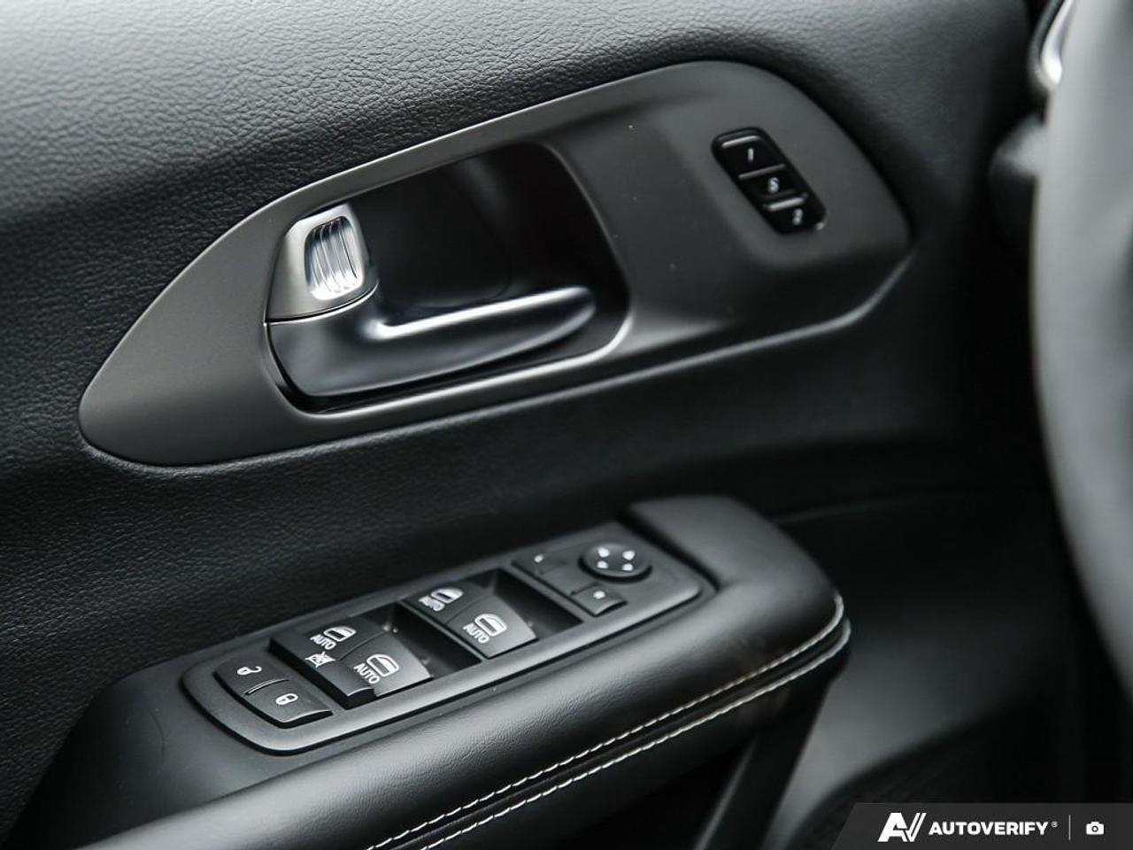 2027 Chrysler Pacifica Select Front-Wheel Drive Passenger Van Photo