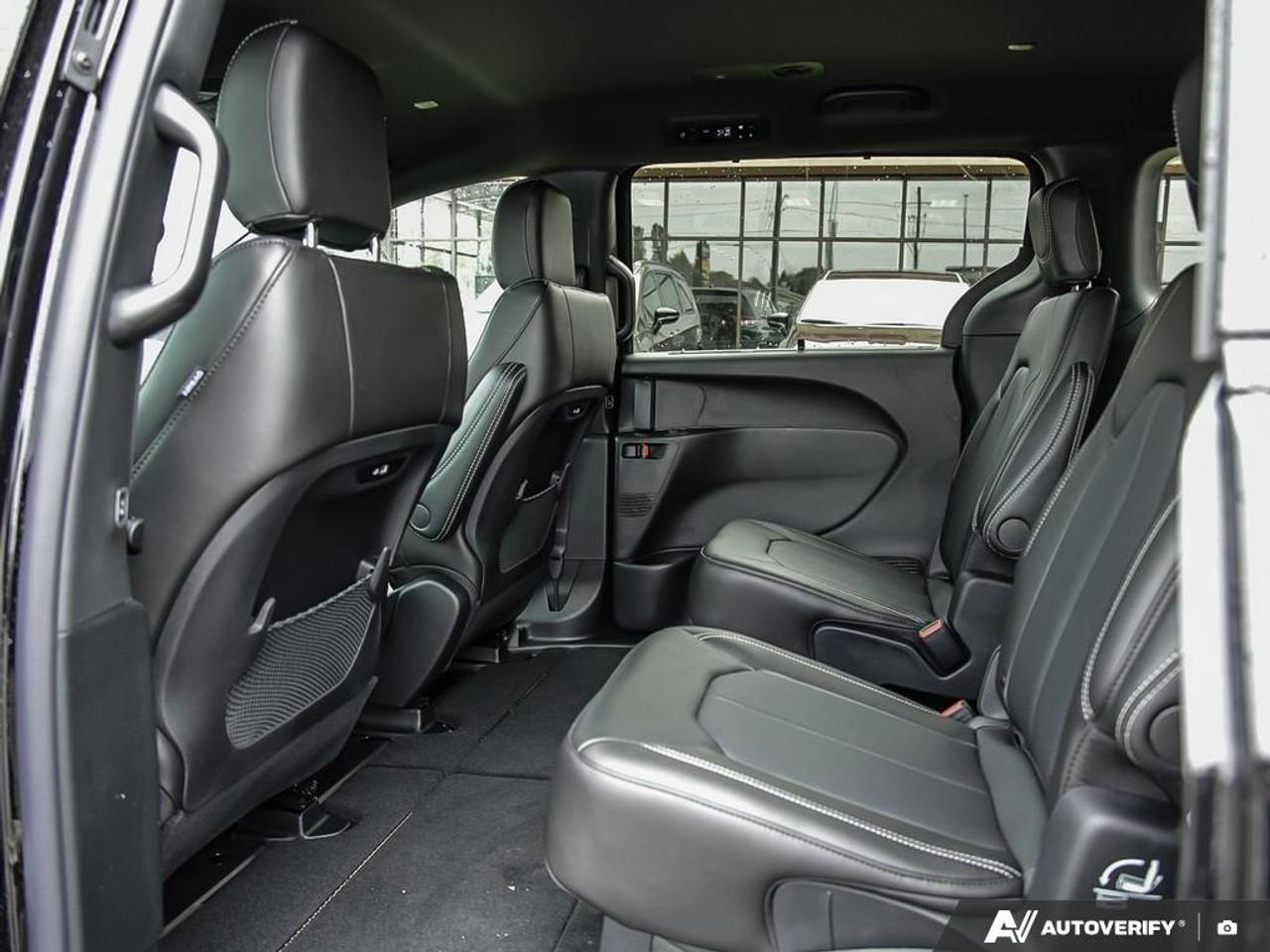 2027 Chrysler Pacifica Select Front-Wheel Drive Passenger Van Photo