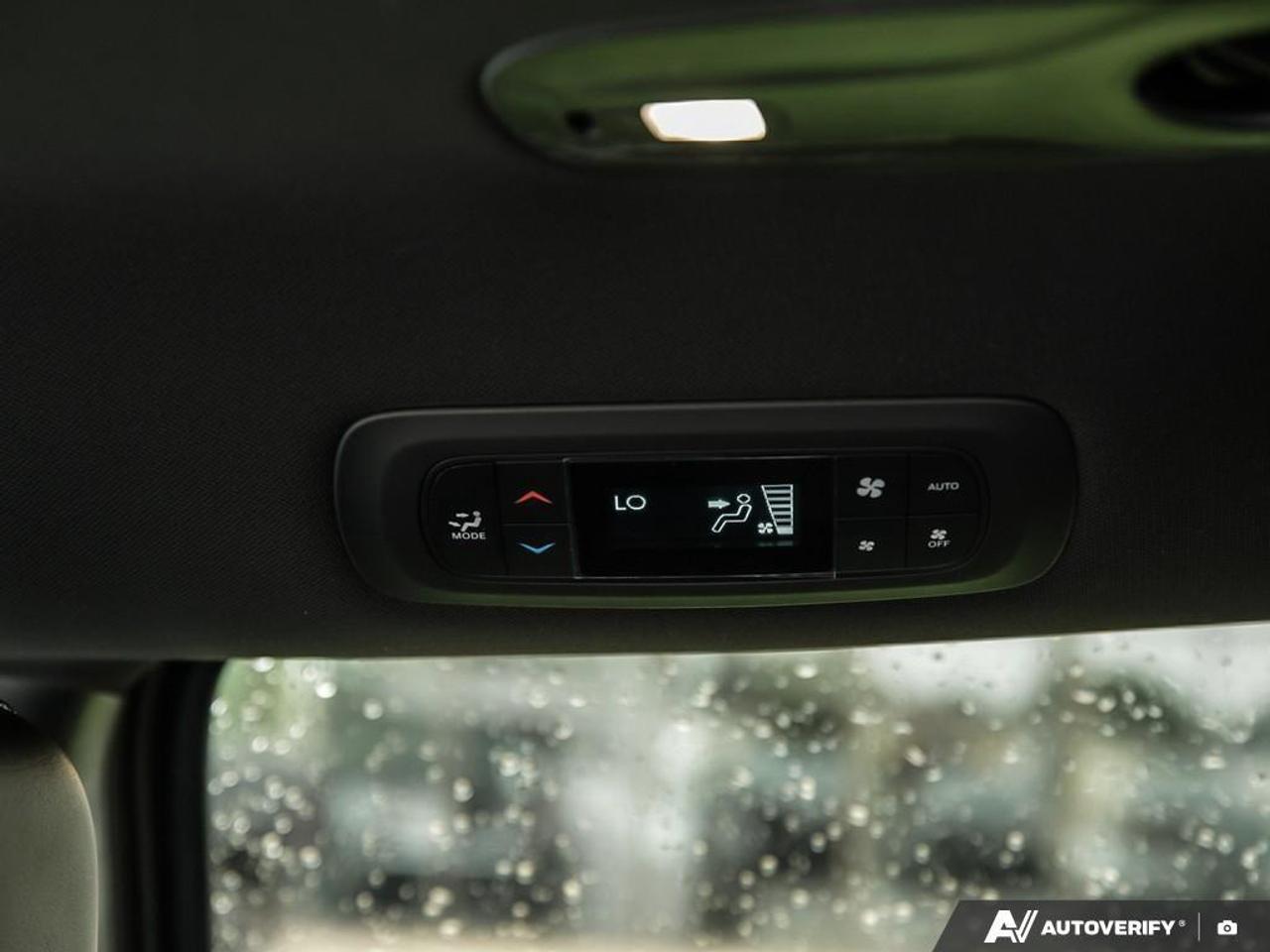 2027 Chrysler Pacifica Select Front-Wheel Drive Passenger Van Photo