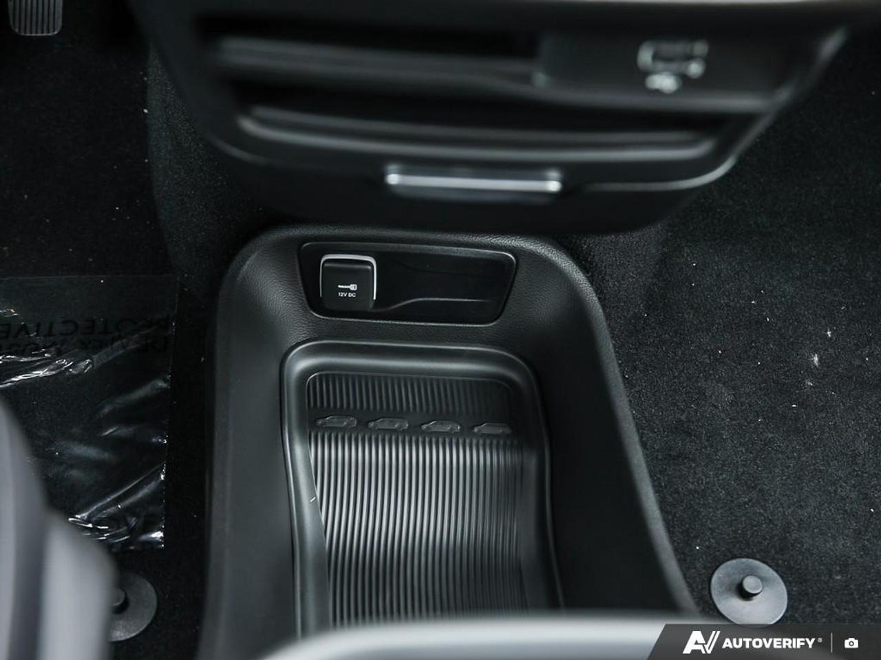2027 Chrysler Pacifica Select Front-Wheel Drive Passenger Van Photo