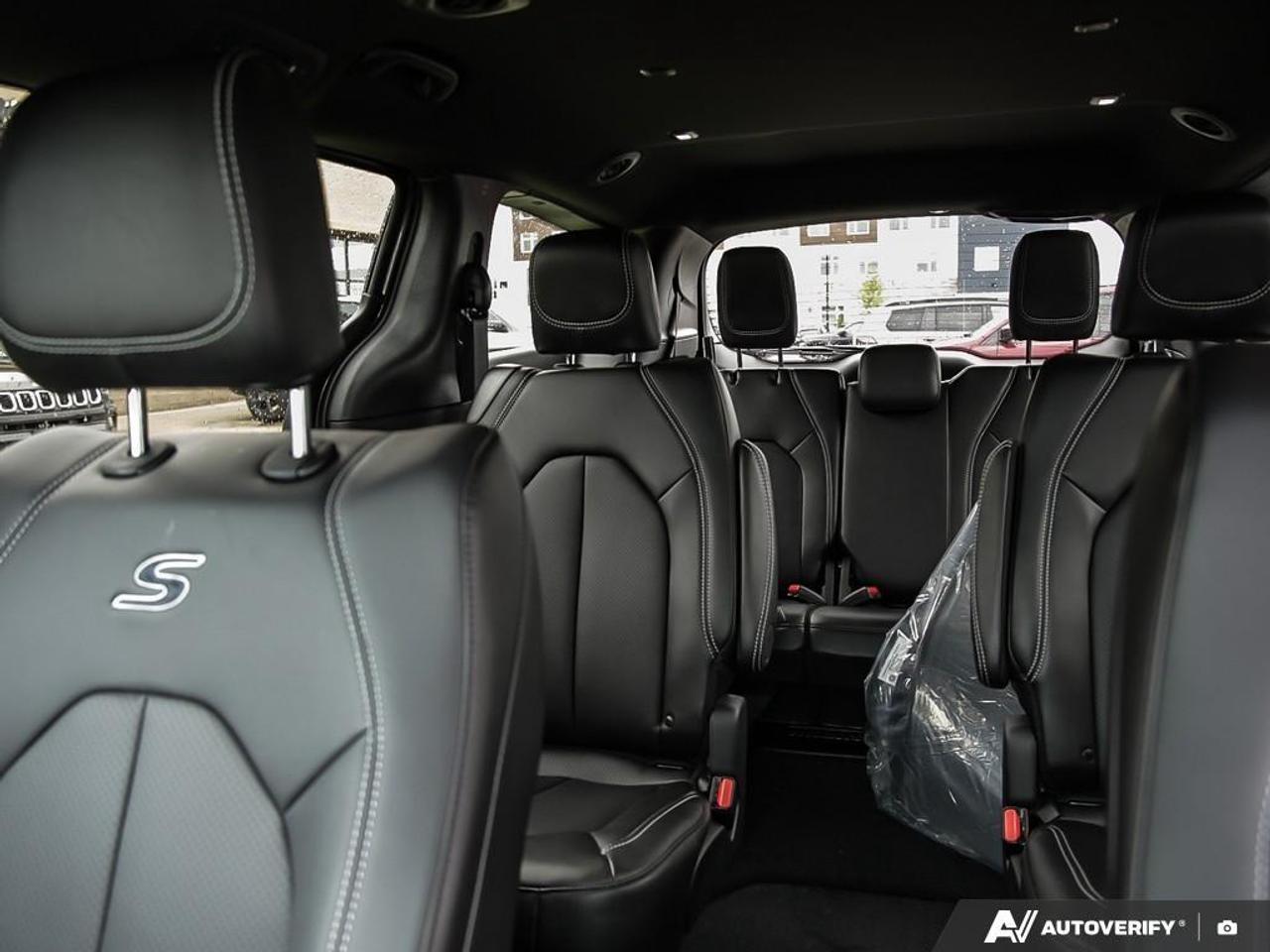 2027 Chrysler Pacifica Select Front-Wheel Drive Passenger Van Photo