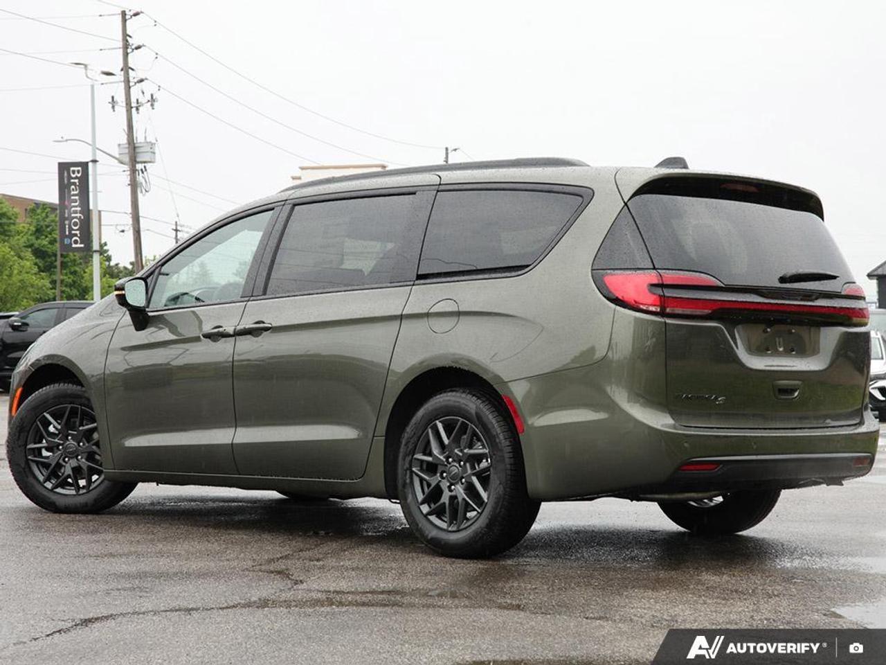 2027 Chrysler Pacifica Select Front-Wheel Drive Passenger Van Photo