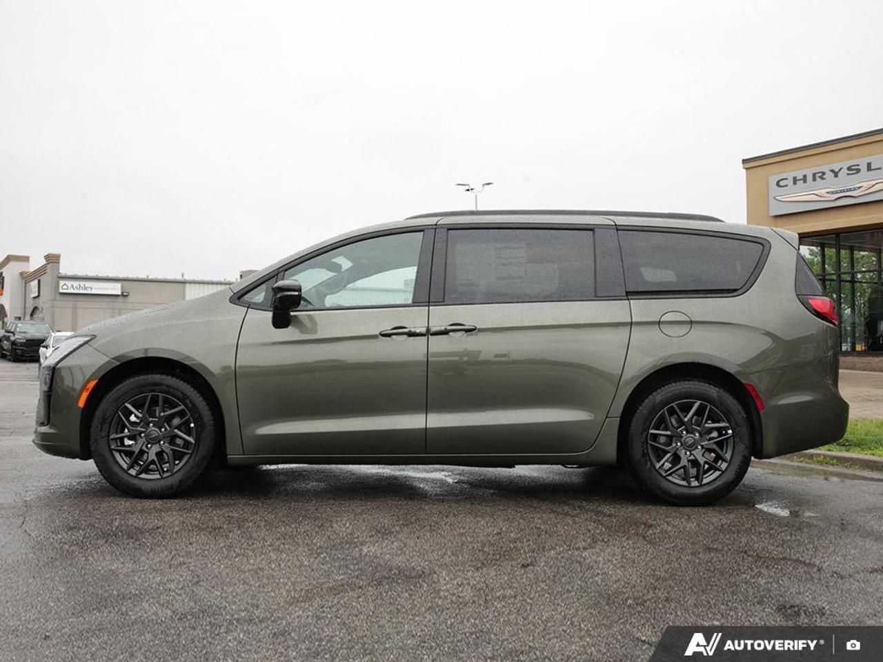 2027 Chrysler Pacifica Select Front-Wheel Drive Passenger Van Photo2