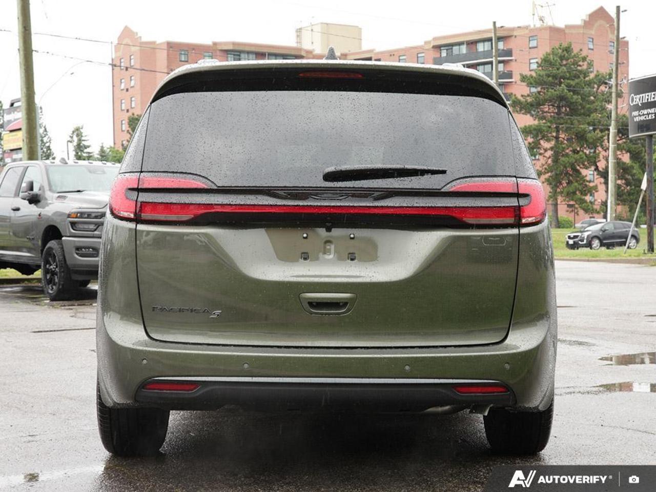 2027 Chrysler Pacifica Select Front-Wheel Drive Passenger Van Photo4
