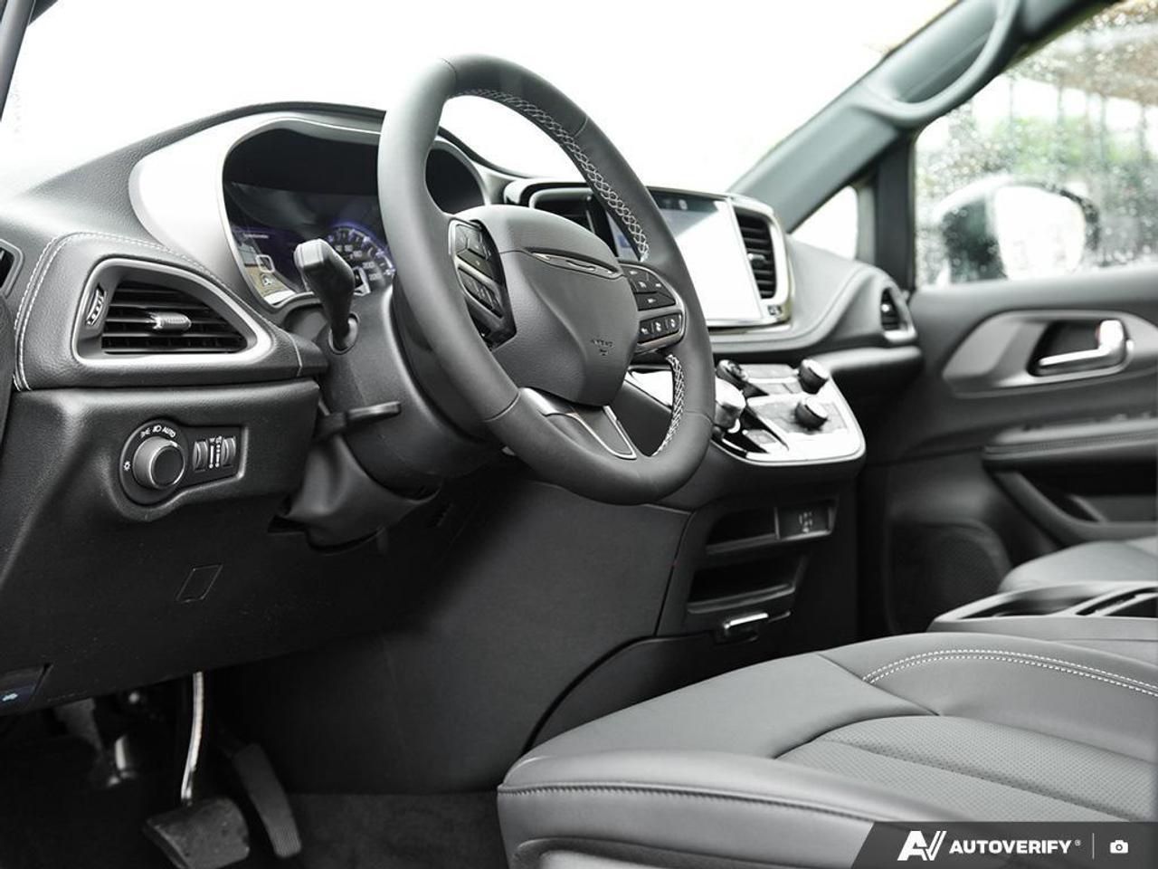 2027 Chrysler Pacifica Select Front-Wheel Drive Passenger Van Photo