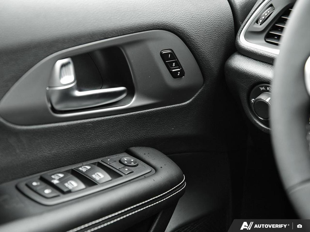 2027 Chrysler Pacifica Select Front-Wheel Drive Passenger Van Photo