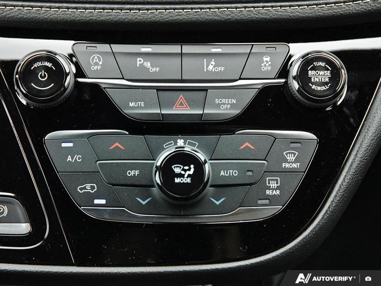 2027 Chrysler Pacifica Select Front-Wheel Drive Passenger Van Photo