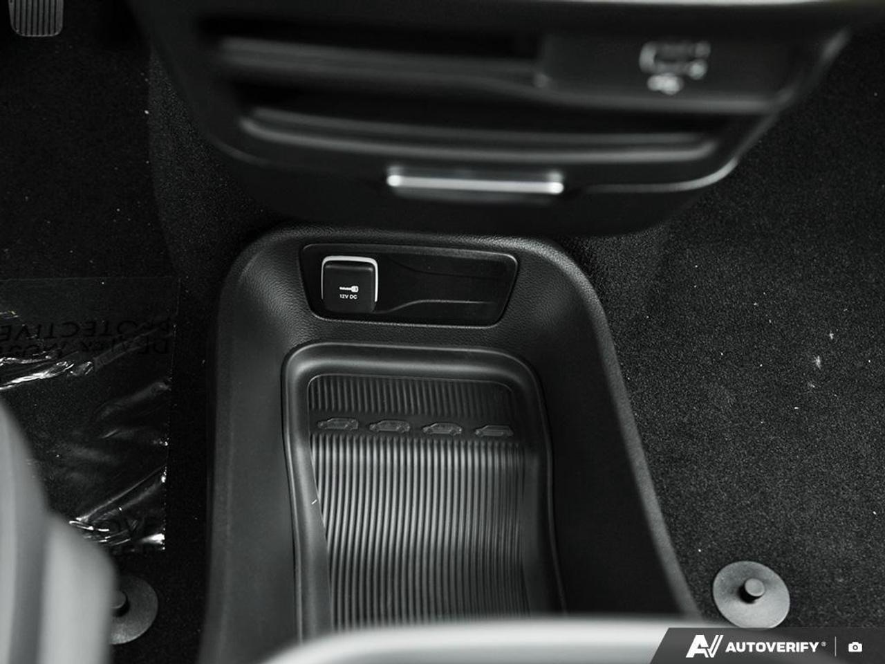 2027 Chrysler Pacifica Select Front-Wheel Drive Passenger Van Photo