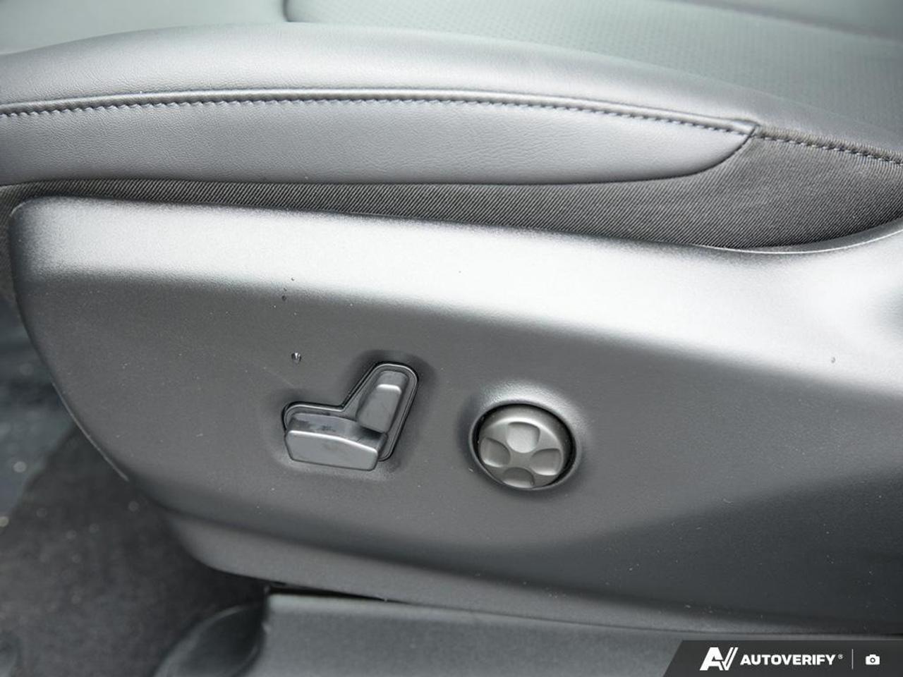 2027 Chrysler Pacifica Select Front-Wheel Drive Passenger Van Photo