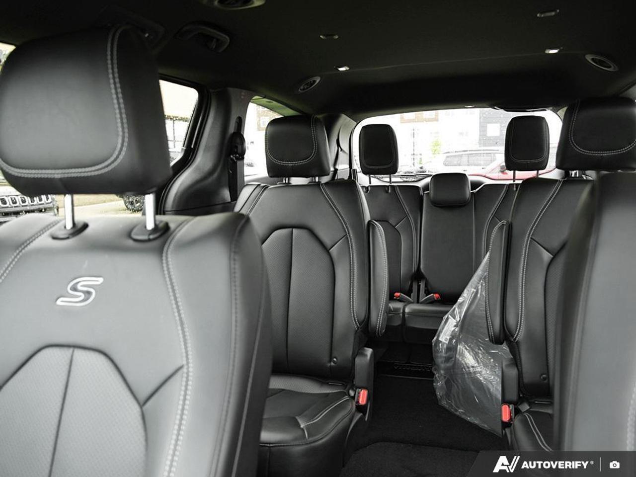 2027 Chrysler Pacifica Select Front-Wheel Drive Passenger Van Photo