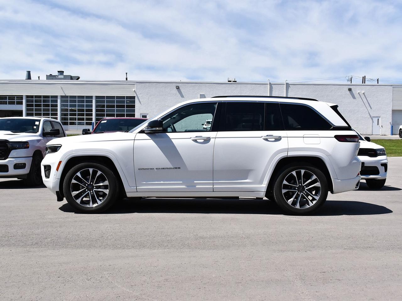2023 Jeep Grand Cherokee Overland Photo2