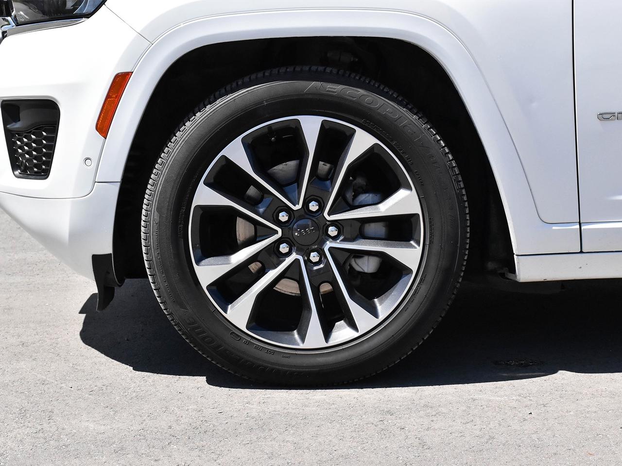2023 Jeep Grand Cherokee Overland Photo
