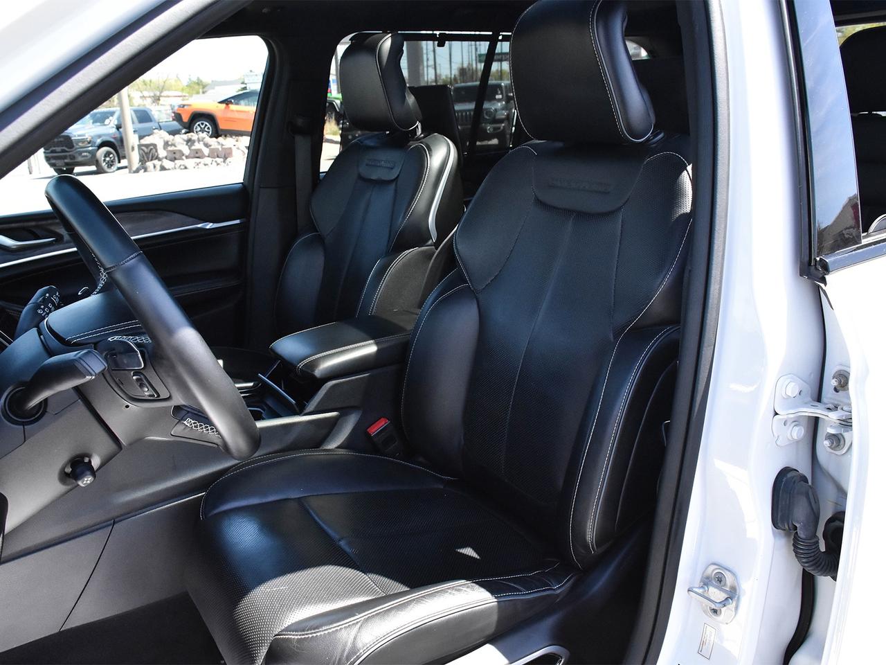 2023 Jeep Grand Cherokee Overland Photo