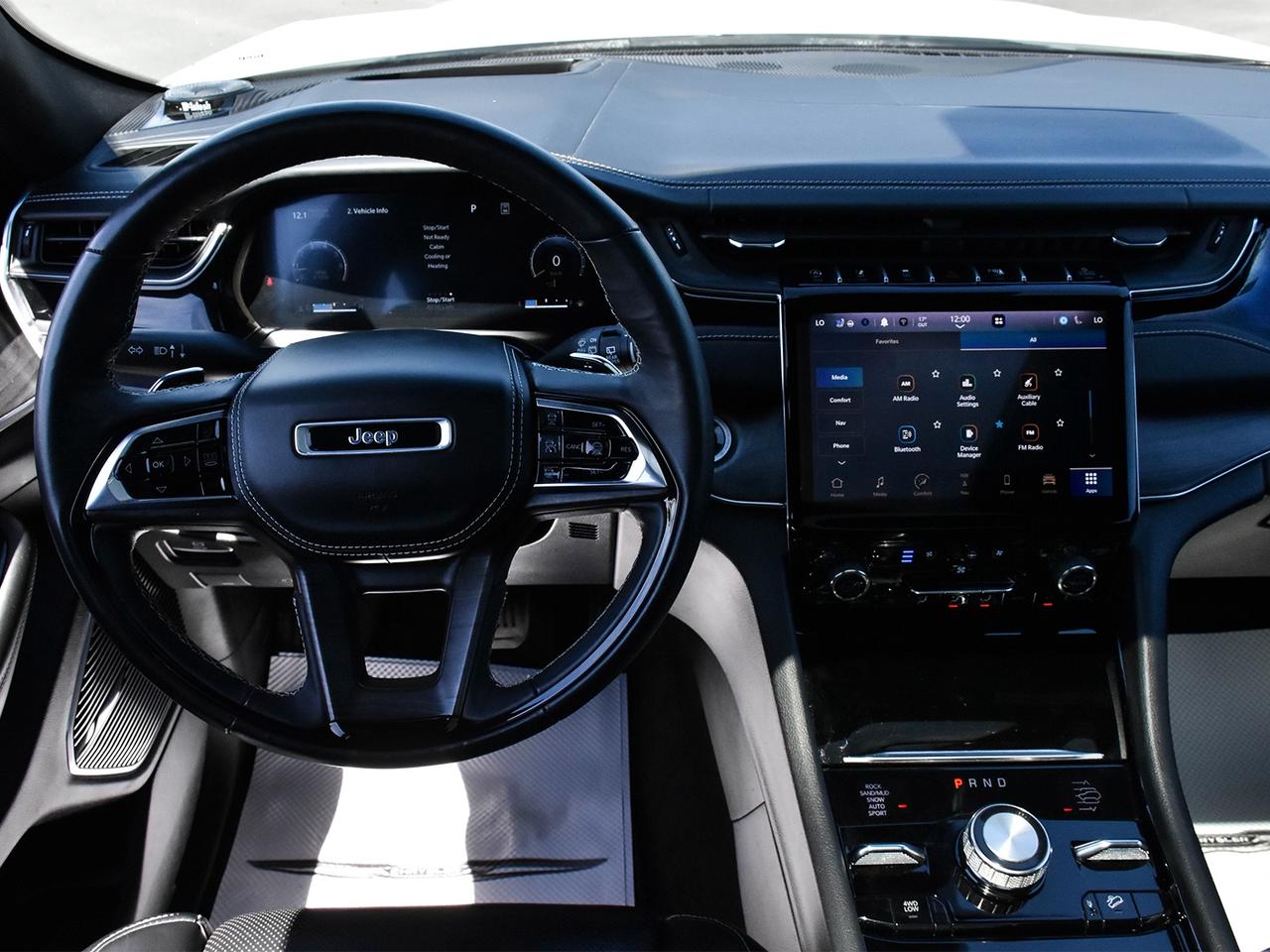 2023 Jeep Grand Cherokee Overland Photo