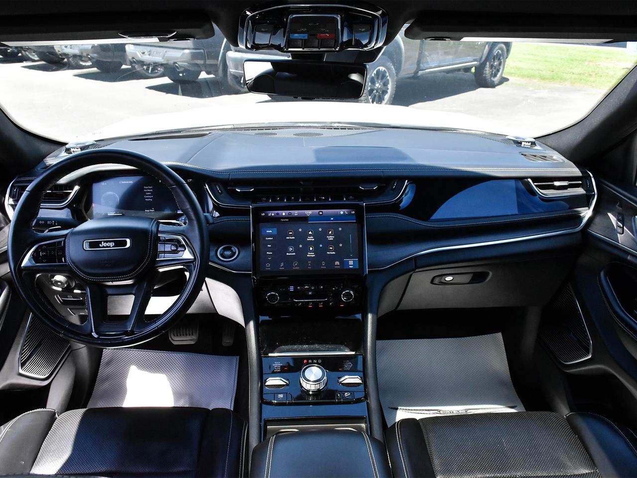 2023 Jeep Grand Cherokee Overland Photo