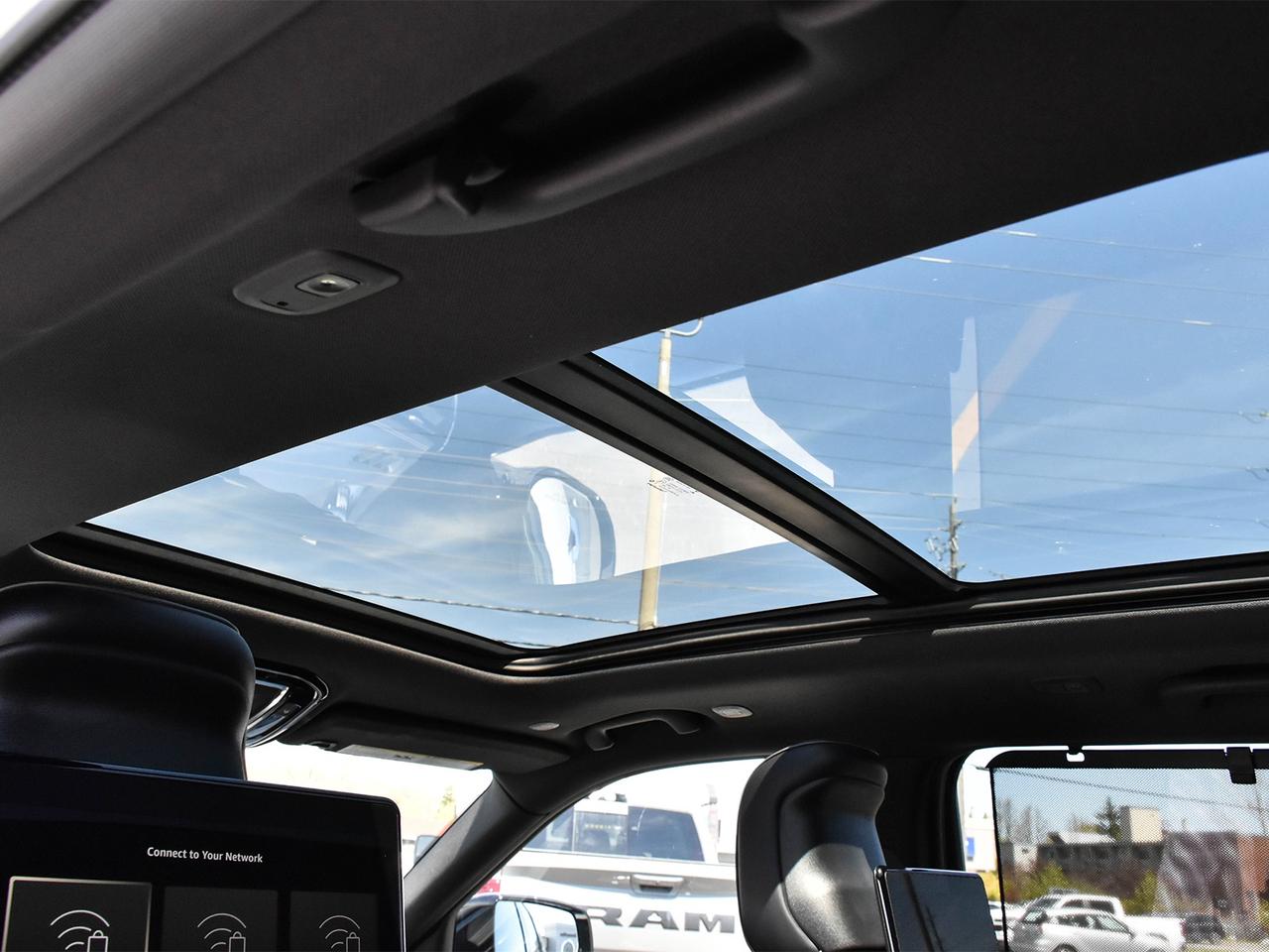 2023 Jeep Grand Cherokee Overland Photo