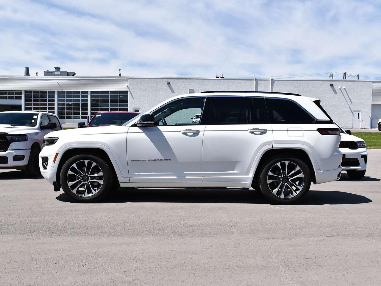 2023 Jeep Grand Cherokee Overland Photo2