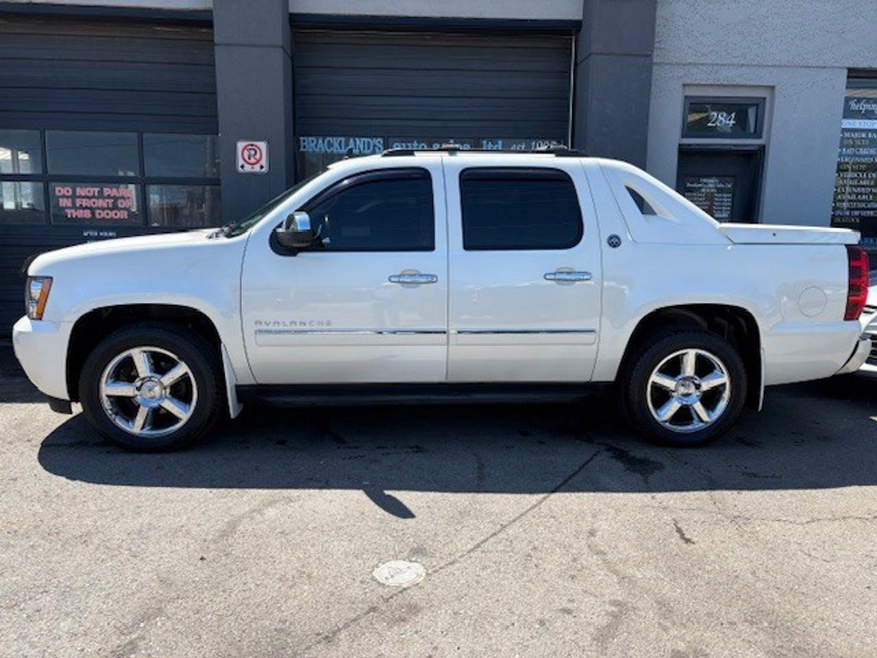 2013 Chevrolet Avalanche 4WD Crew Cab LTZ "BLACK DIAMOND", LOW KMS!! Photo