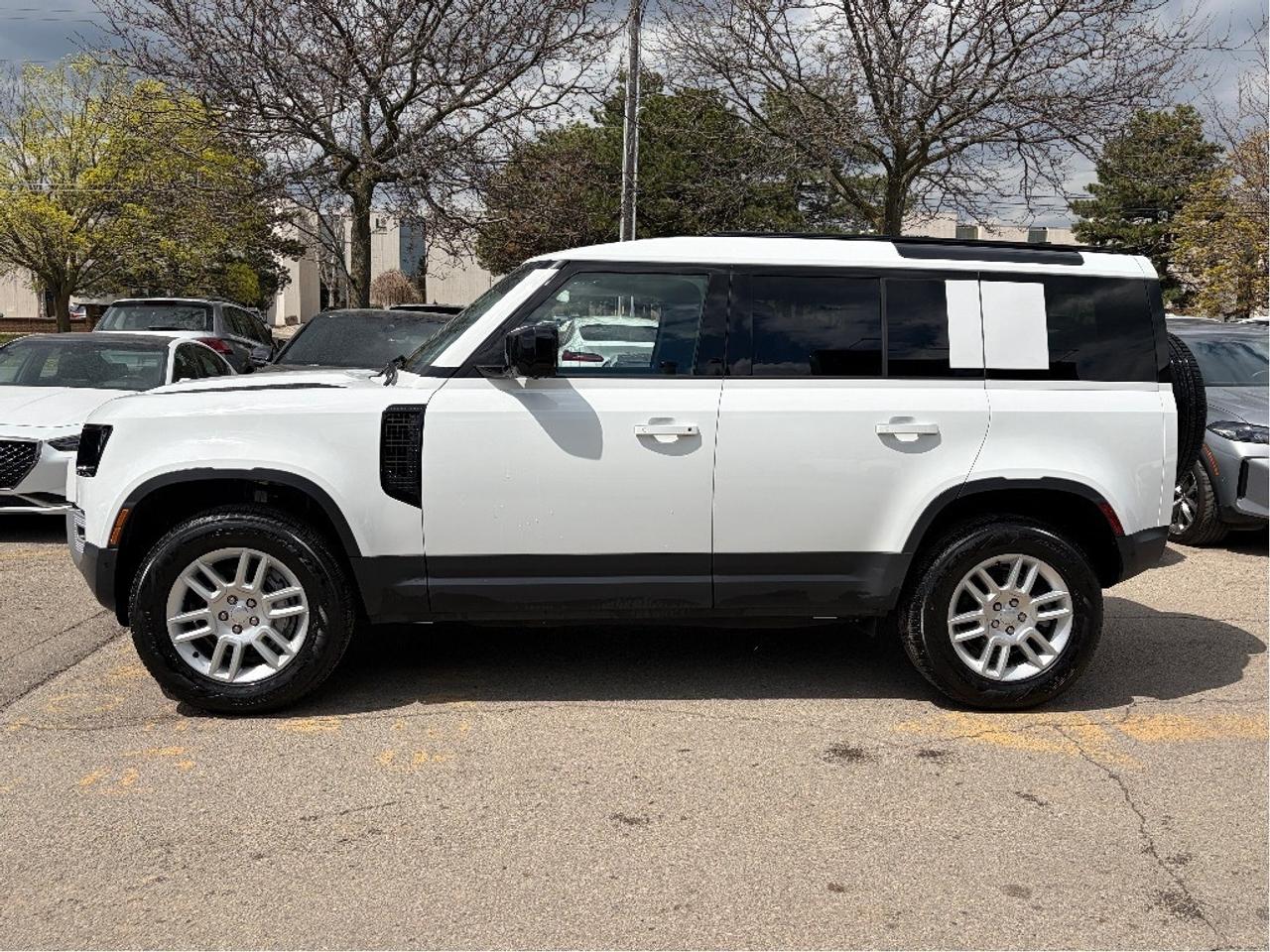 2025 Land Rover Defender S Photo