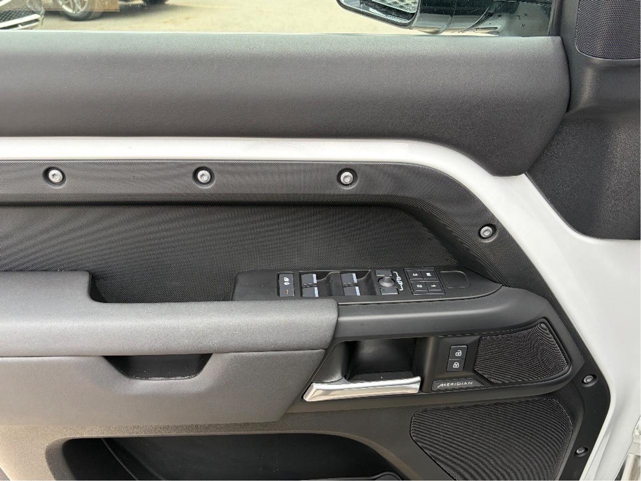 2025 Land Rover Defender S Photo