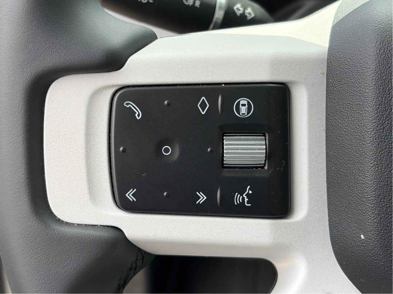 2025 Land Rover Defender S Photo
